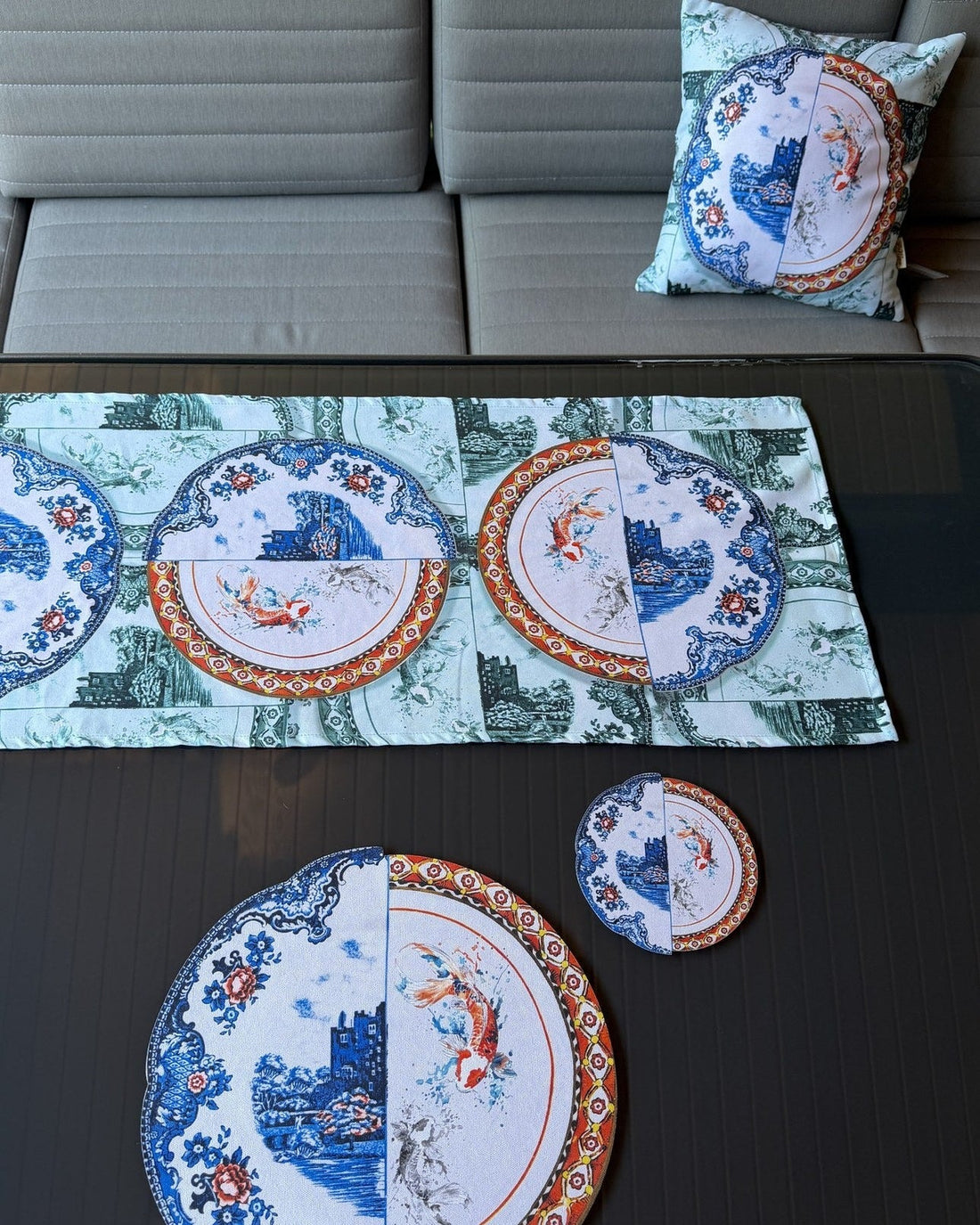 Runner masanın ortasında, supla ve bardak altlığı kişi başına yerleşmiş