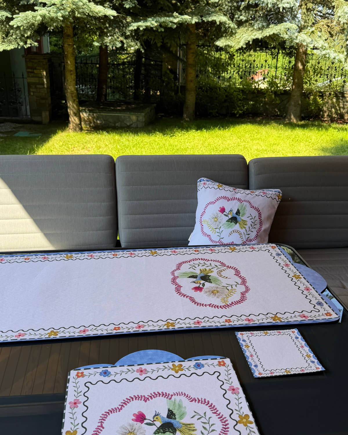 Masada serili lamineli cut runner - Mila kus ve cicek deseni