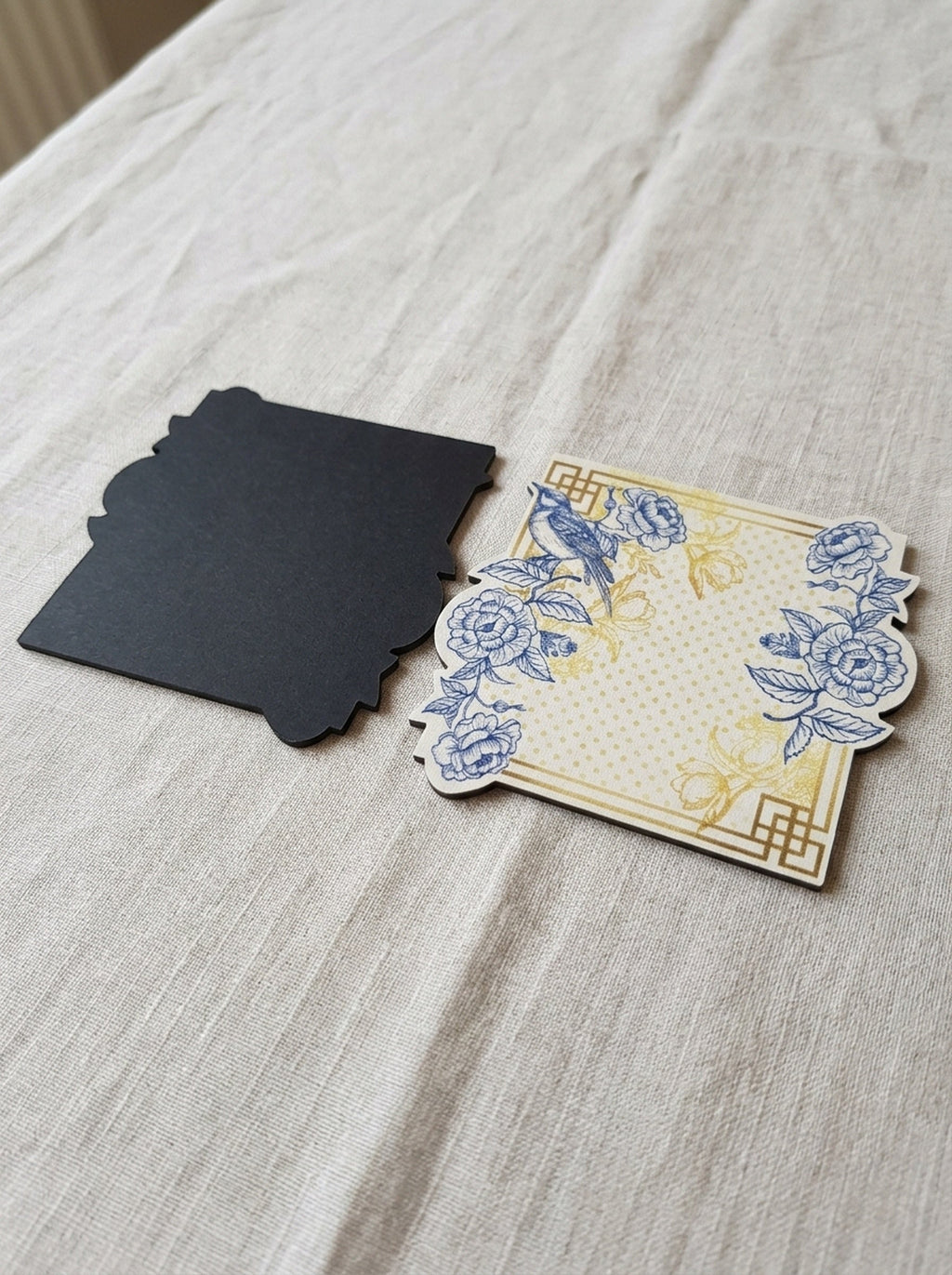 Royal Blaue Blüten & Vögel Set aus 4 Platzsets + Untersetzern – Bild 4
