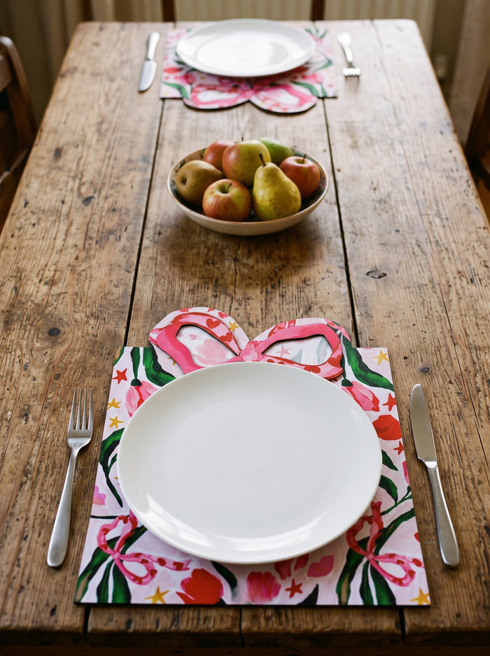 Fiora Schleife & Blüten — Set aus 4 Platzsets + Untersetzern, abwischbar