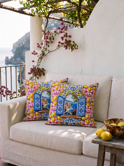 Amalfi Limon ve Pencere 2’li kırlent kılıfı seti – kanepede iki kırlent