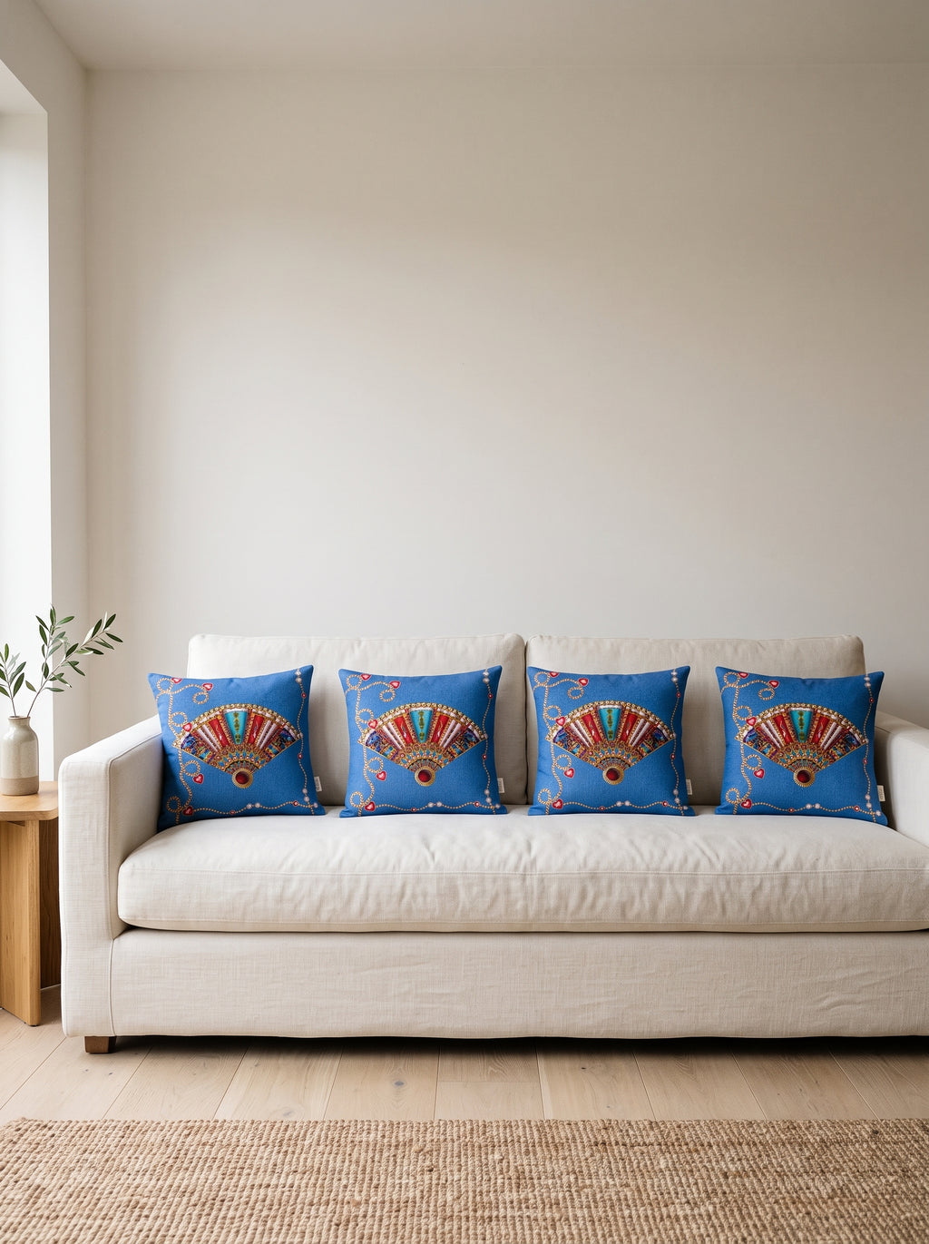 Azure Fächer & Denimblau 4er-Set Kissenbezüge – vier Kissen auf dem Sofa