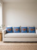 Azure Fächer & Denimblau 4er-Set Kissenbezüge – vier Kissen auf dem Sofa