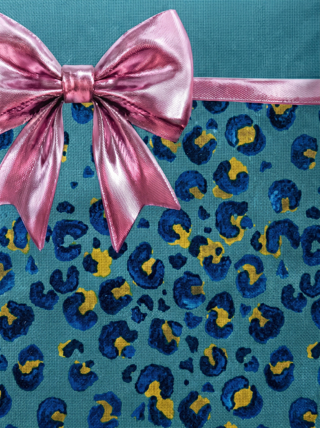 Bella Leopard & Schleife 2er-Set Kissenbezüge – Muster und Textur in Nahaufnahme