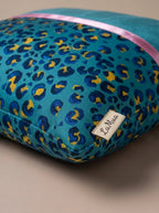 Bella Leopard & Schleife 2er-Set Kissenbezüge – Kante und Naht in Nahaufnahme