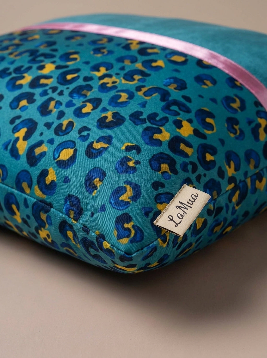 Bella Leopard & Schleife 4er-Set Kissenbezüge – Kante und Naht in Nahaufnahme