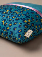 Bella Leopard & Schleife 4er-Set Kissenbezüge – Kante und Naht in Nahaufnahme