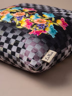 Dama Checkerboard Floral set of 4 cushion covers – edge and seam close-up