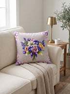 Lavender Blumenstrauß 2er-Set Kissenbezüge – Nahansicht auf dem Sofa