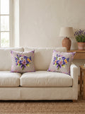 Lavender Blumenstrauß 2er-Set Kissenbezüge – zwei Kissen auf dem Sofa