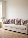 Lavender Blumenstrauß 4er-Set Kissenbezüge – vier Kissen auf dem Sofa