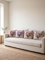 Lavender Blumenstrauß 4er-Set Kissenbezüge – vier Kissen auf dem Sofa