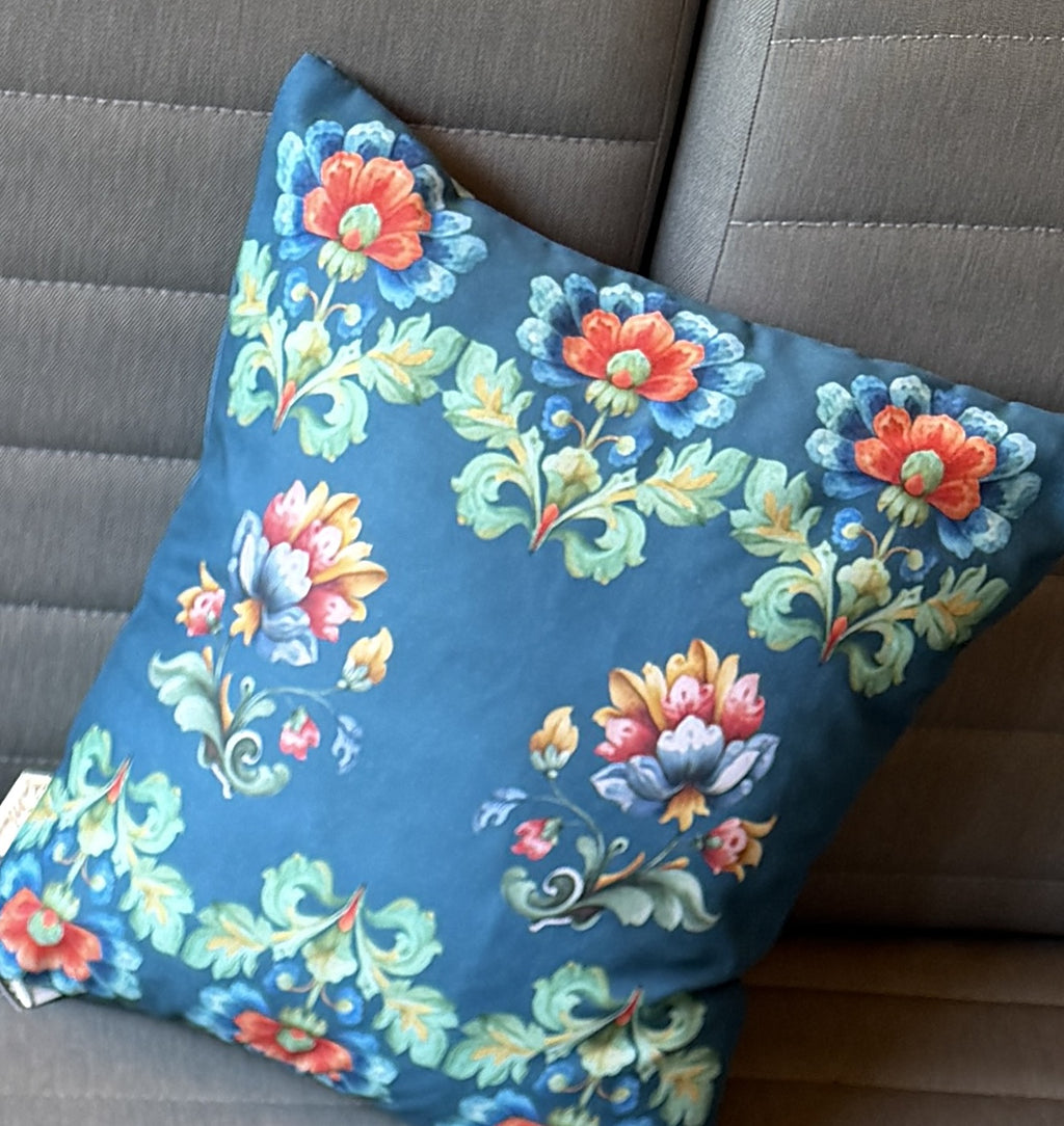 Loya Floral set of 2 cushion covers – pattern and texture close-up