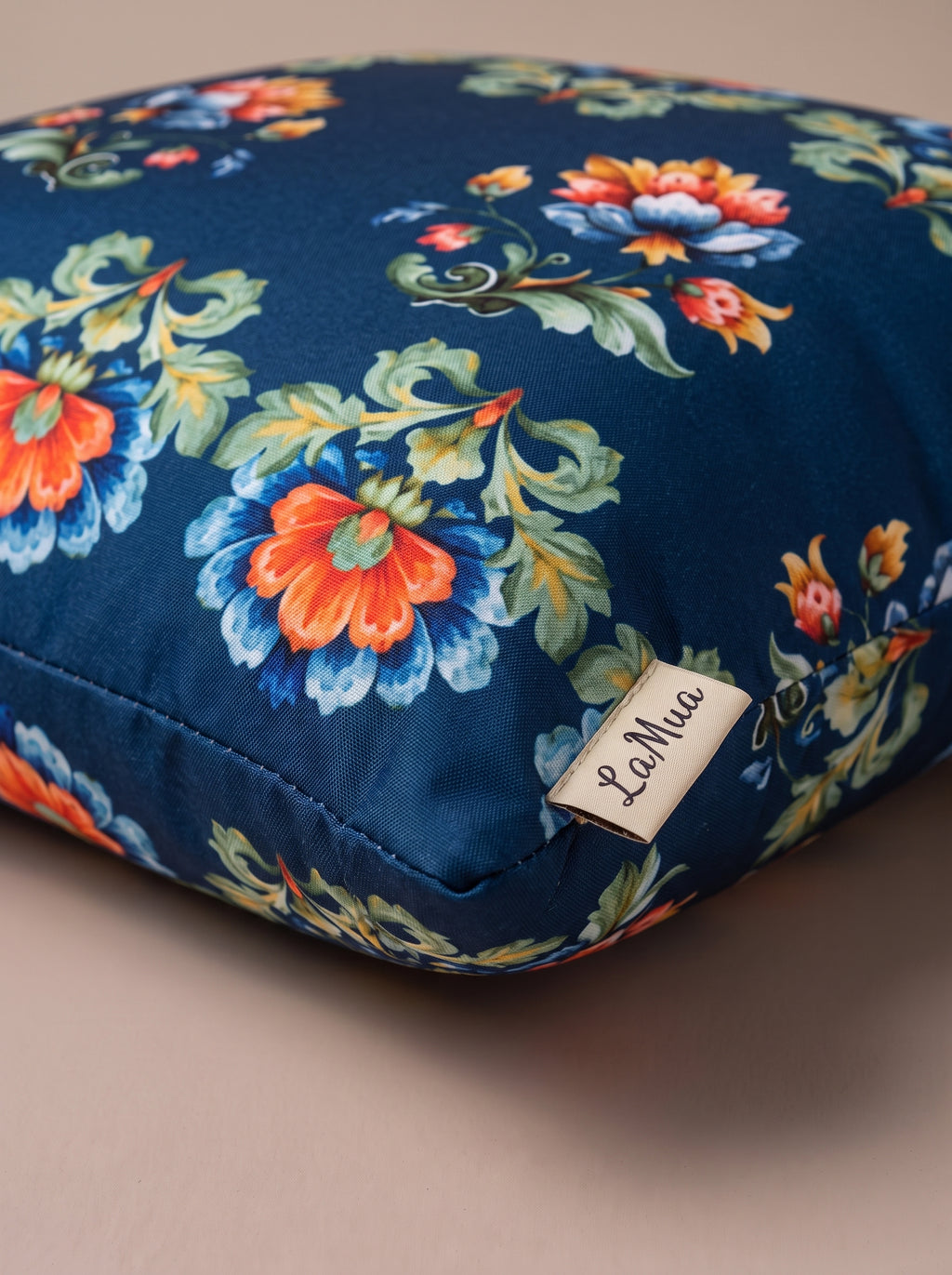 Loya Floral set of 2 cushion covers – edge and seam close-up