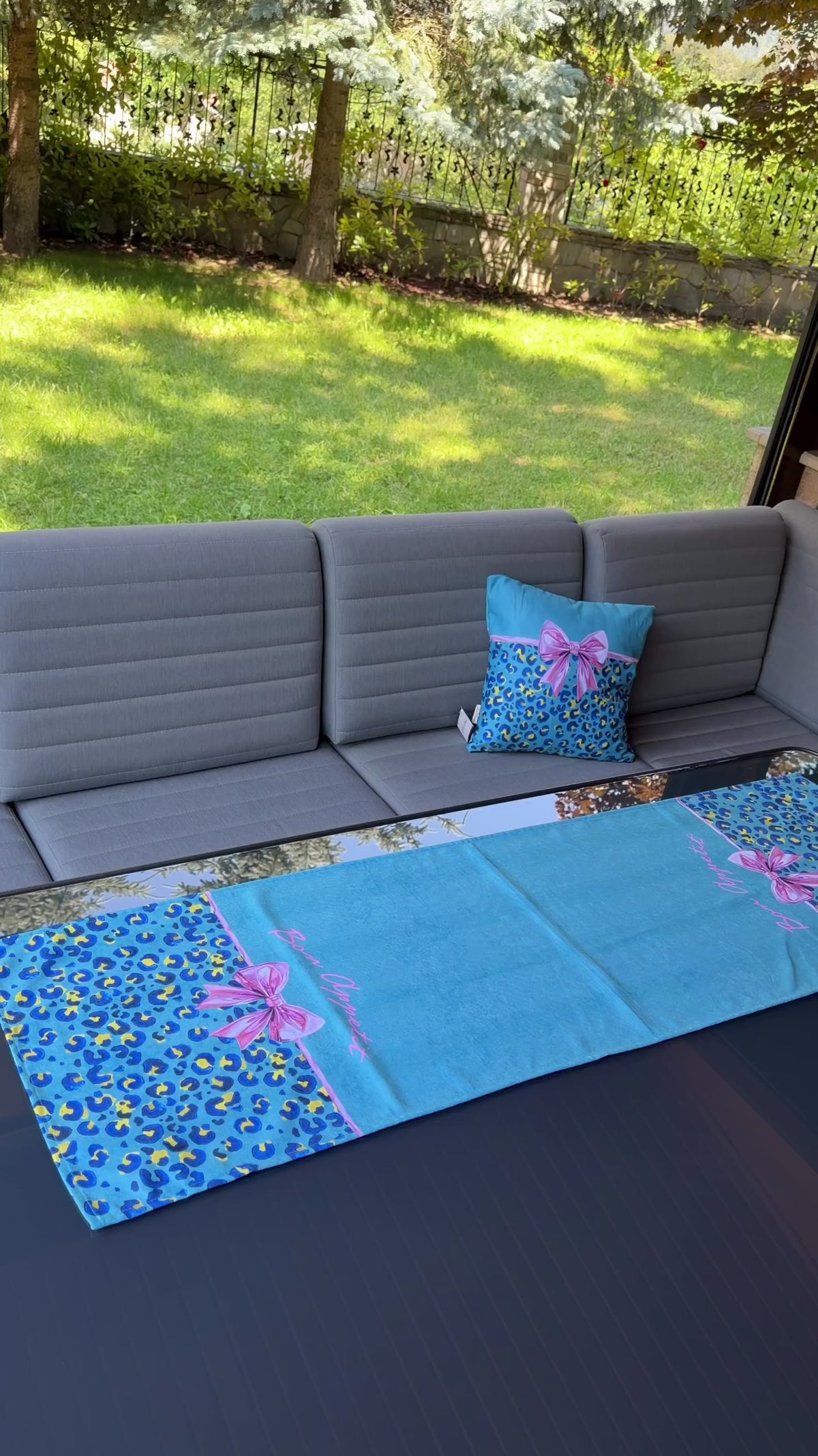 Bella Leopar ve Fiyonk — Kırlent Kılıfı 40x40 cm - urun videosu