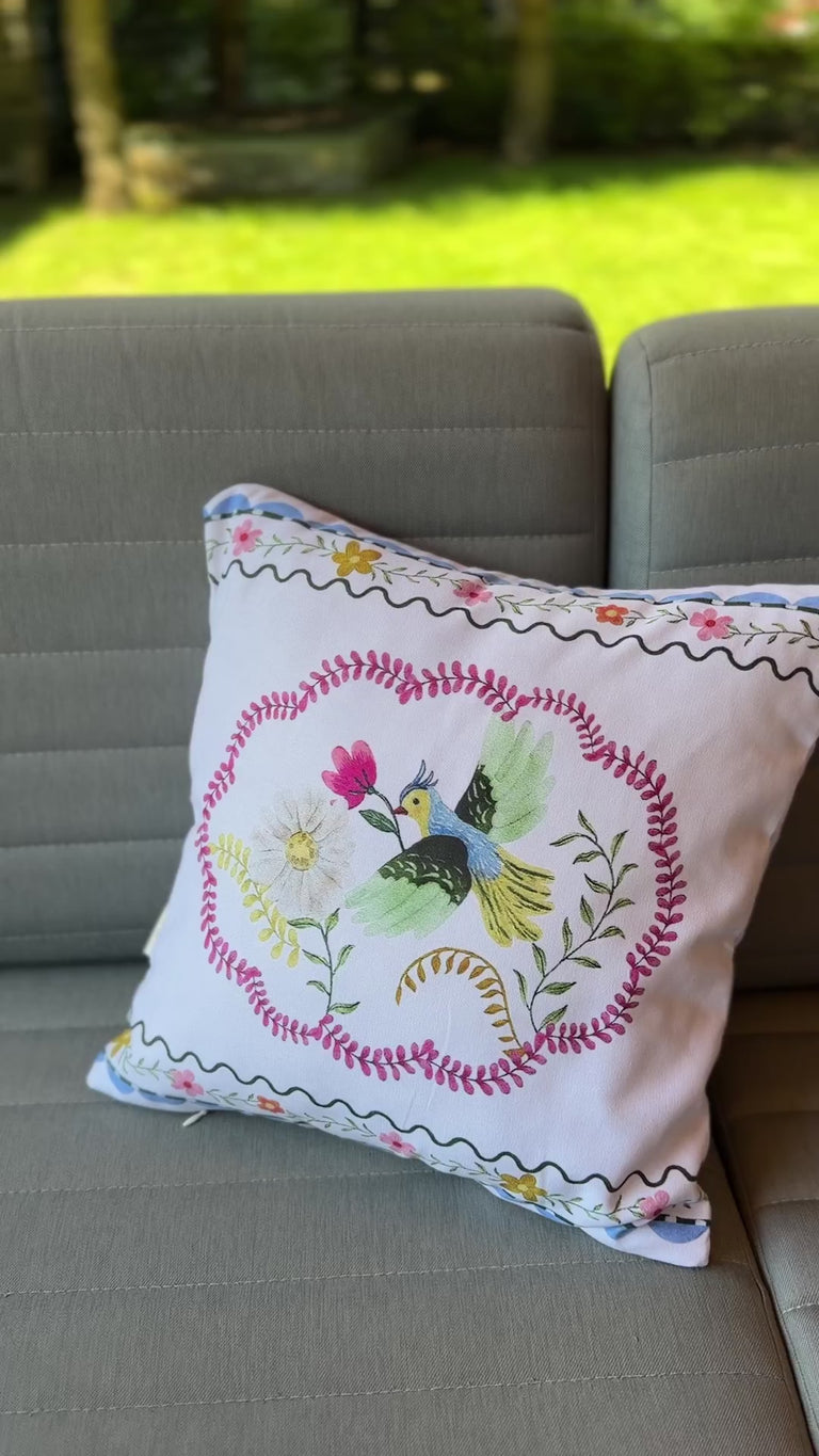 Video laden: Mila Vogel &amp; Blüten — 2er-Set Kissenbezüge 40x40 cm, mit Reißverschluss, fleckabweisend – Produktvideo
