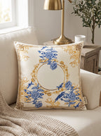 Royal Blaue Blüten & Vögel 4er-Set Kissenbezüge – Nahansicht auf dem Sofa
