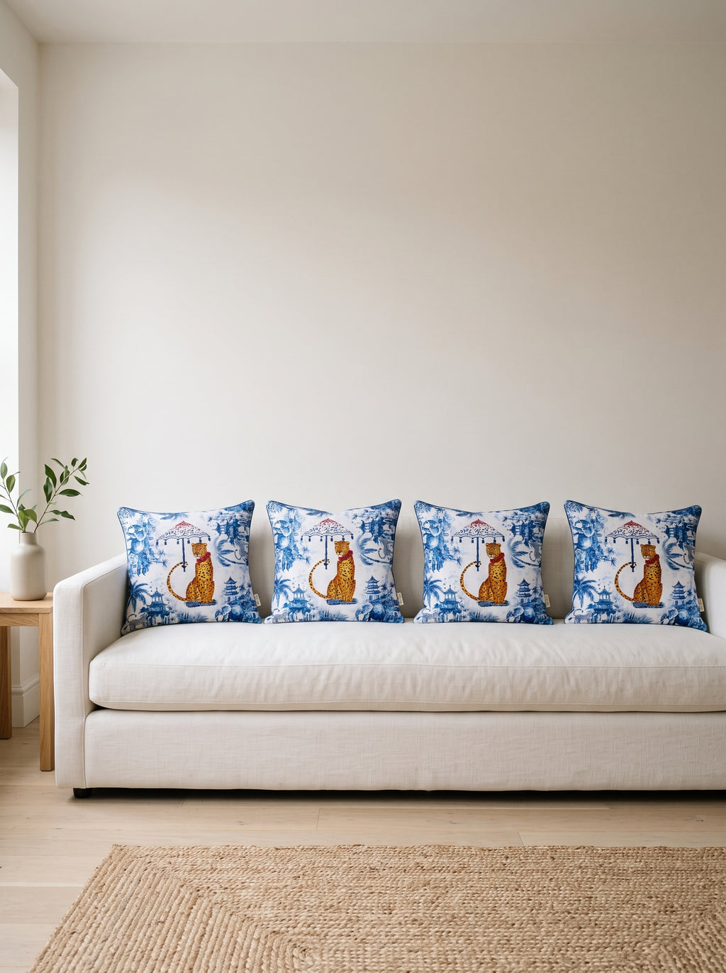Safari Leopard 4er-Set Kissenbezüge – vier Kissen auf dem Sofa